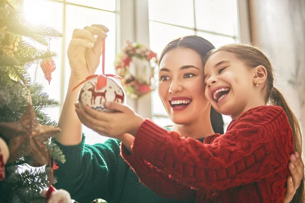 Mamá y su hija decoran el árbol de Navidad — Foto de Stock