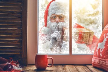 Noel Baba pencerede çalıyor