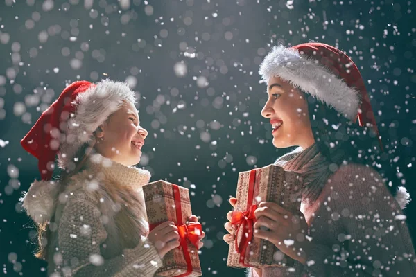 Famiglia godendo di Natale — Foto Stock