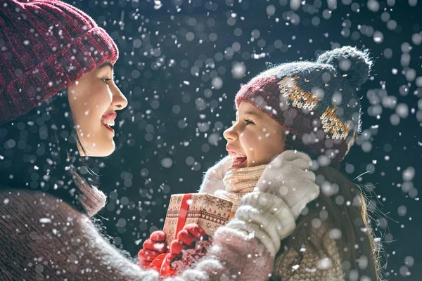 Familie genieten van Kerstmis — Stockfoto