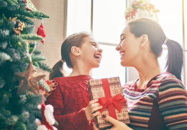 Mamá e hija cerca del árbol de Navidad — Foto de Stock