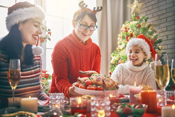 Familie viert Kerstmis. — Stockfoto