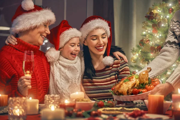 Familie viert Kerstmis. — Stockfoto