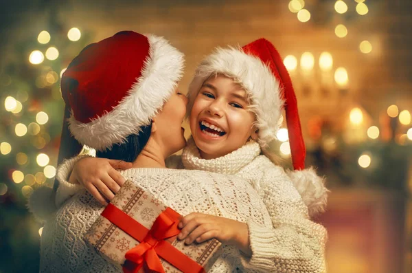 Mère et fille échangeant des cadeaux — Photo