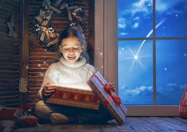 Meisje door raam met Kerstmis — Stockfoto