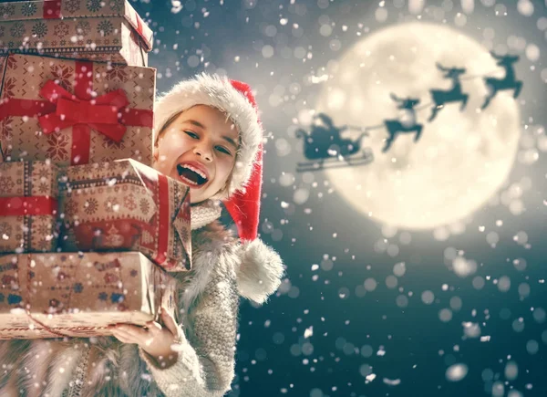Chica con regalo en Navidad — Foto de Stock