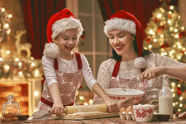 Koken kerstkoekjes — Stockfoto