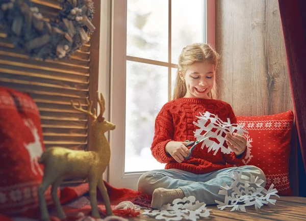 Дівчина біля вікна на Різдво — стокове фото