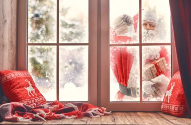 Noel Baba pencerede çalıyor