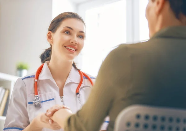 Vrouwelijke patiënt luisteren naar arts — Stockfoto