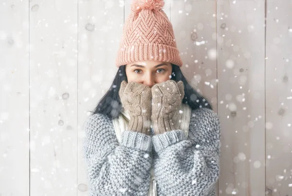 Retrato de inverno de mulher jovem — Fotografia de Stock