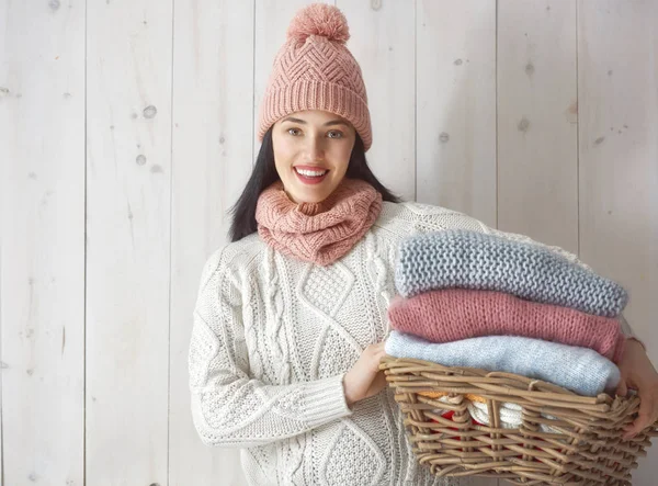 Retrato de invierno de una mujer joven — Foto de Stock