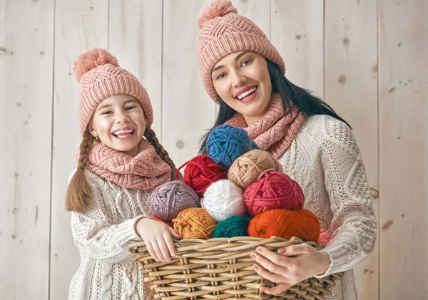 Vinter porträtt av familj — Stockfoto