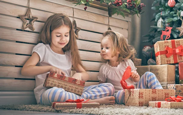 Meninas abrindo presentes — Fotografia de Stock