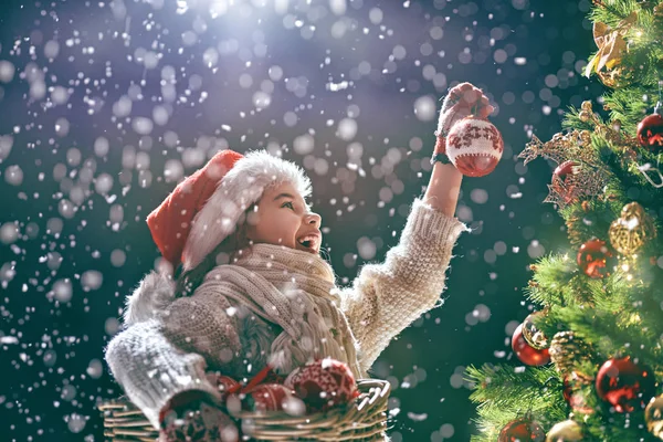 Niño decoración árbol de Navidad — Foto de Stock