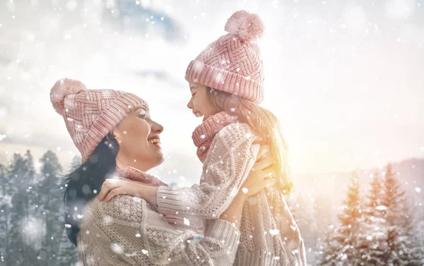 Familie spielt auf Winterwanderung — Stockfoto