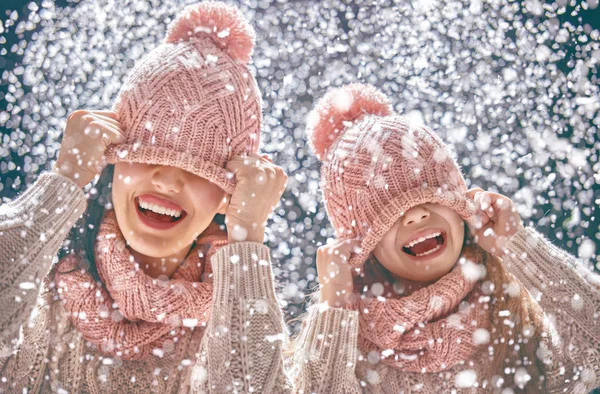 Famiglia che gioca sulla passeggiata invernale — Foto Stock