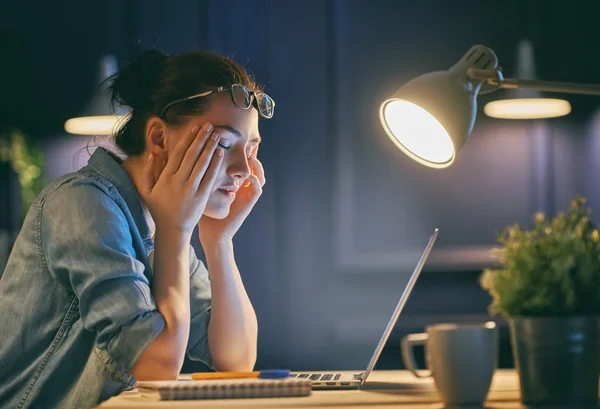 Frau arbeitet am Laptop — Stockfoto