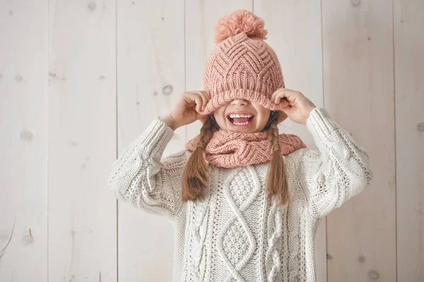 Зимний портрет маленькой девочки — стоковое фото