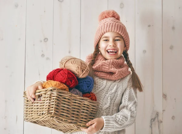 Зимовий портрет маленької дівчинки — стокове фото