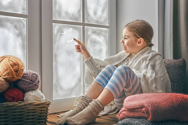 Ragazza seduta vicino alla finestra — Foto Stock