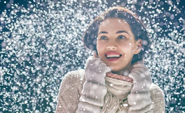 Winterporträt einer jungen Frau — Stockfoto