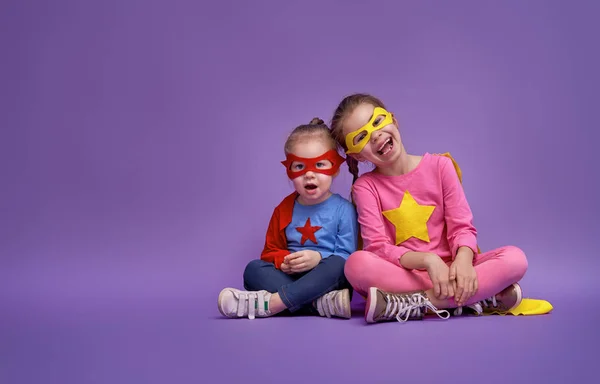 Kinder spielen Superhelden — Stockfoto