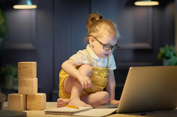 Meisje op een computer werkt — Stockfoto