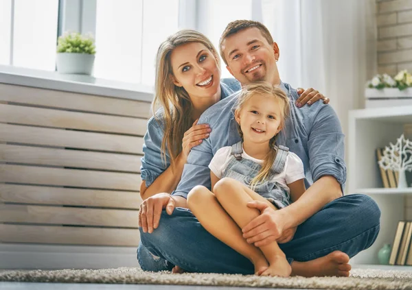 Familia riendo y abrazando — Foto de Stock