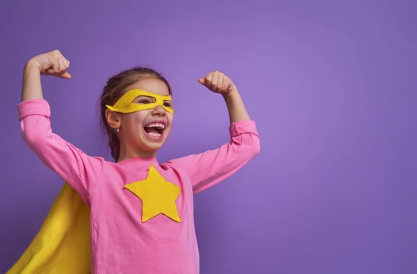 Barn spelar superhjälte — Stockfoto