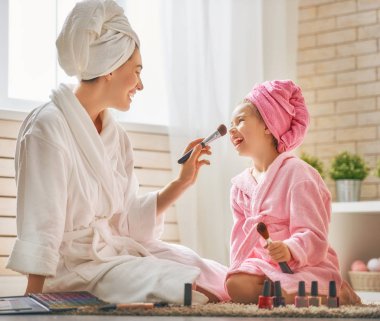 Anne ve kızı yapmak yapıyoruz