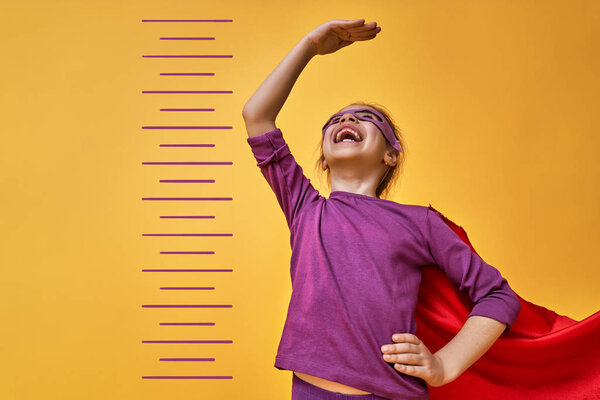 ребенок играет супергероя
