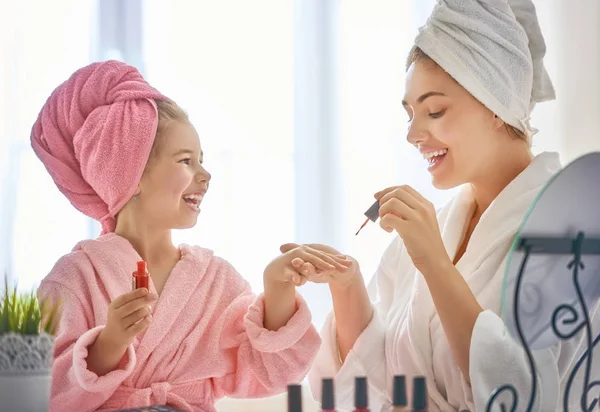 Mãe e filha estão fazendo manicures — Fotografia de Stock