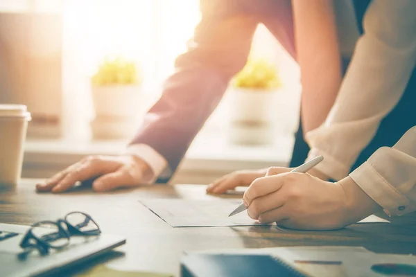 Man en vrouw werken in office — Stockfoto