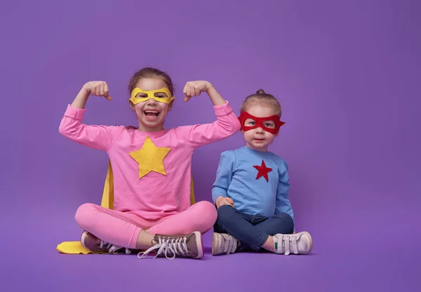 Niños están jugando superhéroe —  Fotos de Stock