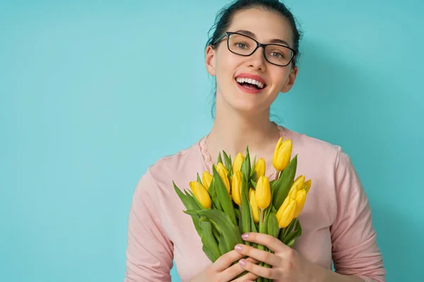 Frau mit Blumen — Stockfoto