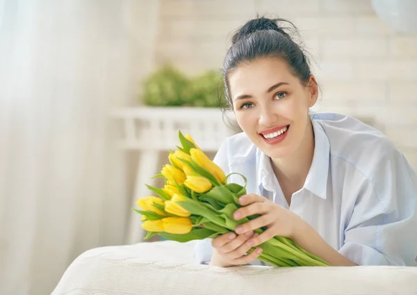 有花的女人 — 图库照片