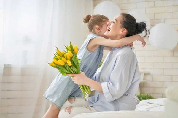 Filha parabenizando mãe — Fotografia de Stock