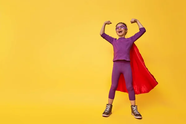 Niño está jugando superhéroe — Foto de Stock