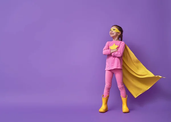 Criança está jogando super-herói — Fotografia de Stock