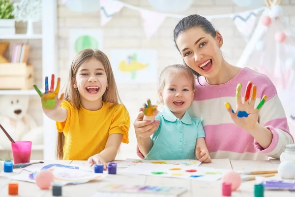 Mãe e filhas pintando juntas — Fotografia de Stock