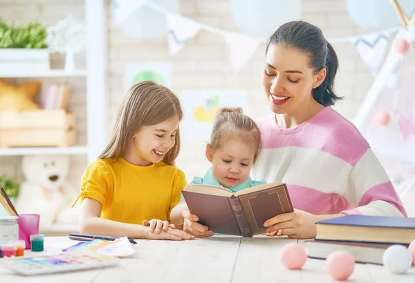 Mãe e crianças lendo um livro — Fotografia de Stock