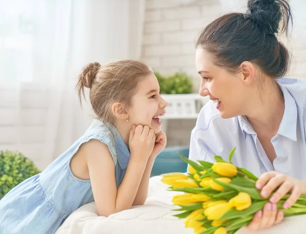 Dotter gratulera mamma — Stockfoto