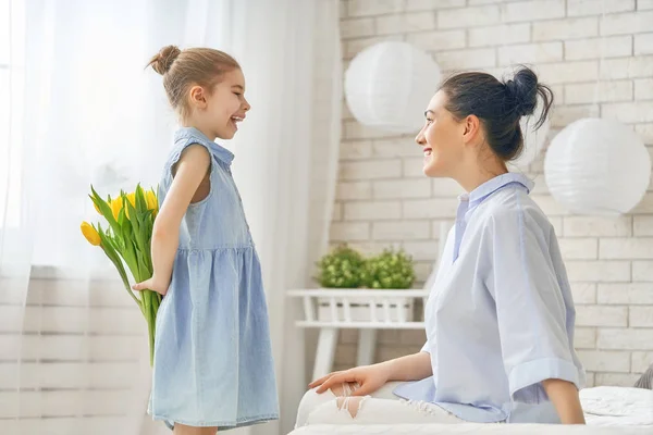 Daughter congratulating mom — Stock Photo, Image