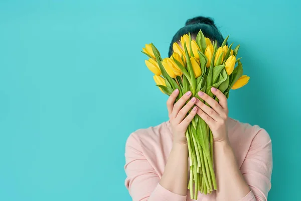 Woman with flowers — Stock Photo, Image