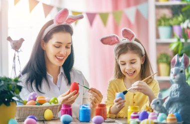 Aile Paskalya için hazırlanıyor