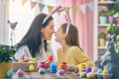 Aile Paskalya için hazırlanıyor