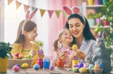 Aile Paskalya için hazırlanıyor