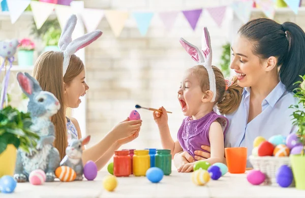 Rodzina przygotowująca się do Wielkanocy — Zdjęcie stockowe