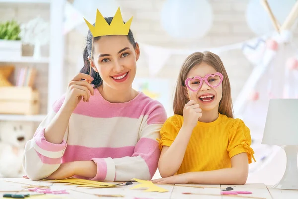 Moeder en dochter papier accessoires — Stockfoto